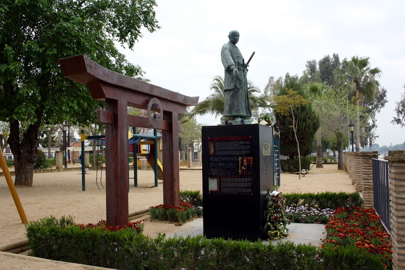 Estatua de Hasekura Tsunenaga en el Paseo Carlos de Mesa, a orillas del Guadalquivir.